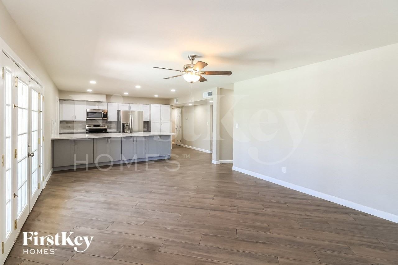 3127 W Shangri La Rd - Photo 4 of 15