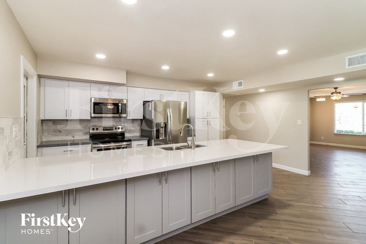 3127 W Shangri La Rd - Photo 7 of 15