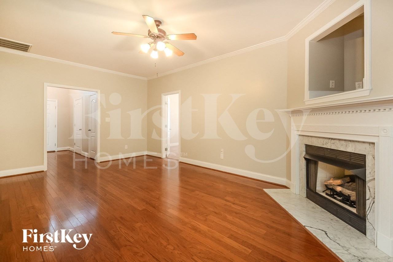 4345 Canterbury St - Photo 4 of 15