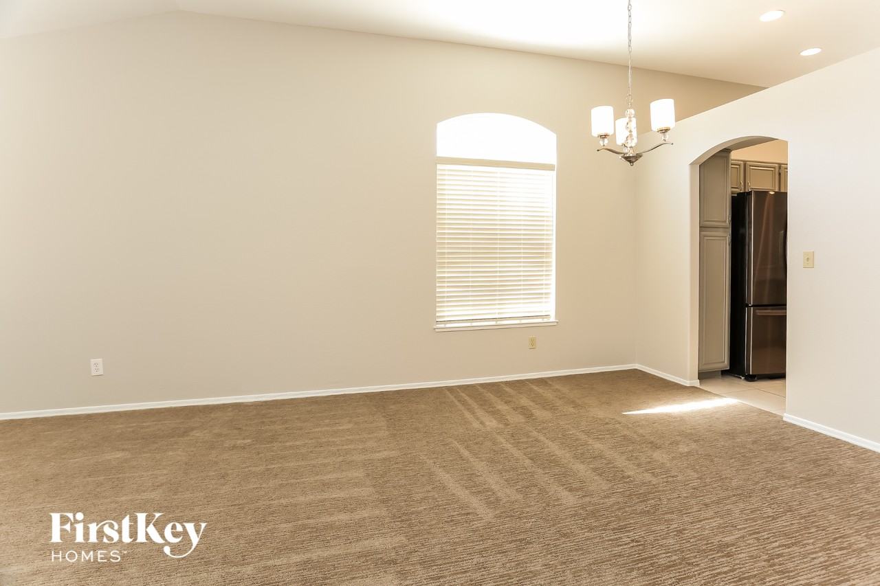 4421 Inez Dr - Photo 4 of 15