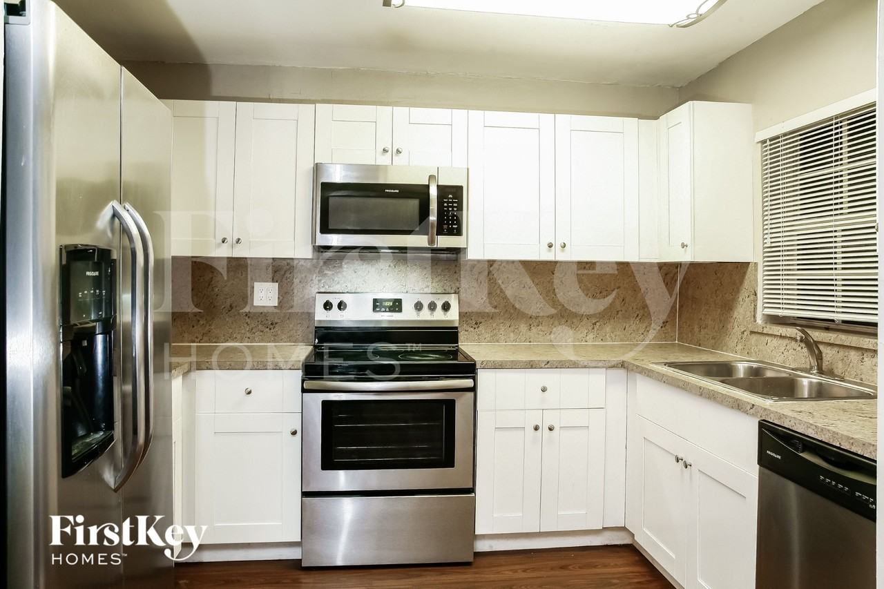 9880 Martinique Dr - Photo 6 of 15