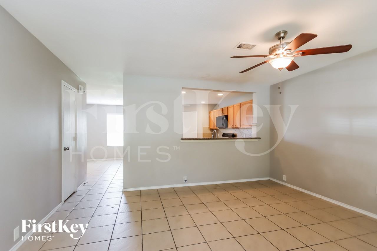 923 Grand Plains Dr - Photo 4 of 15