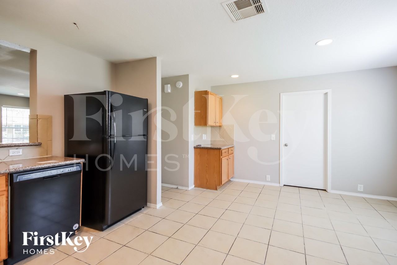 923 Grand Plains Dr - Photo 5 of 15