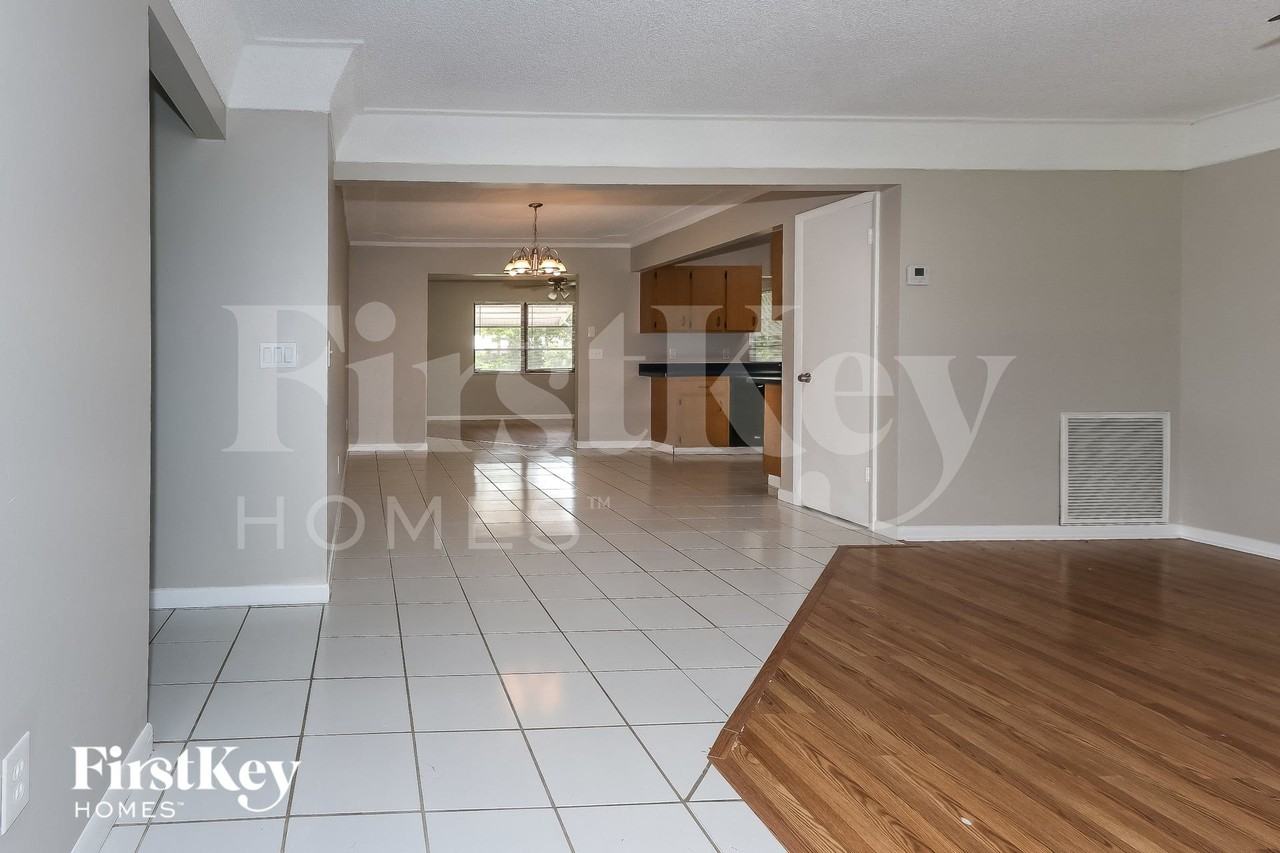 873 Sw Curtis St - Photo 5 of 15
