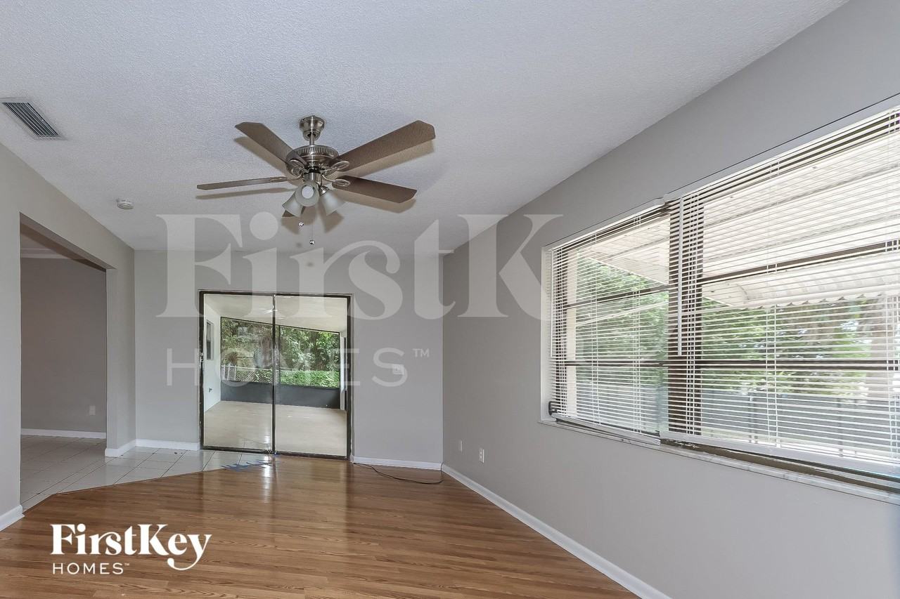 873 Sw Curtis St - Photo 6 of 15