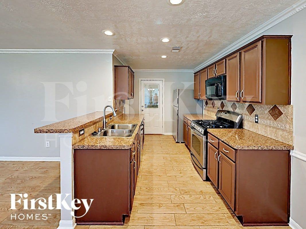 32218 Anne Ln - Photo 4 of 16