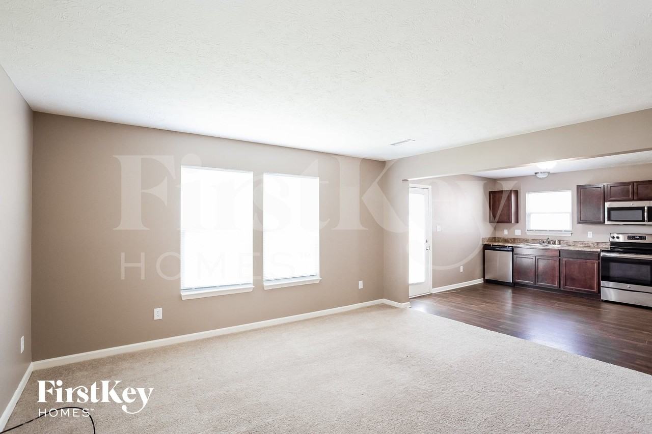 2822 Beethoven Ave - Photo 3 of 14
