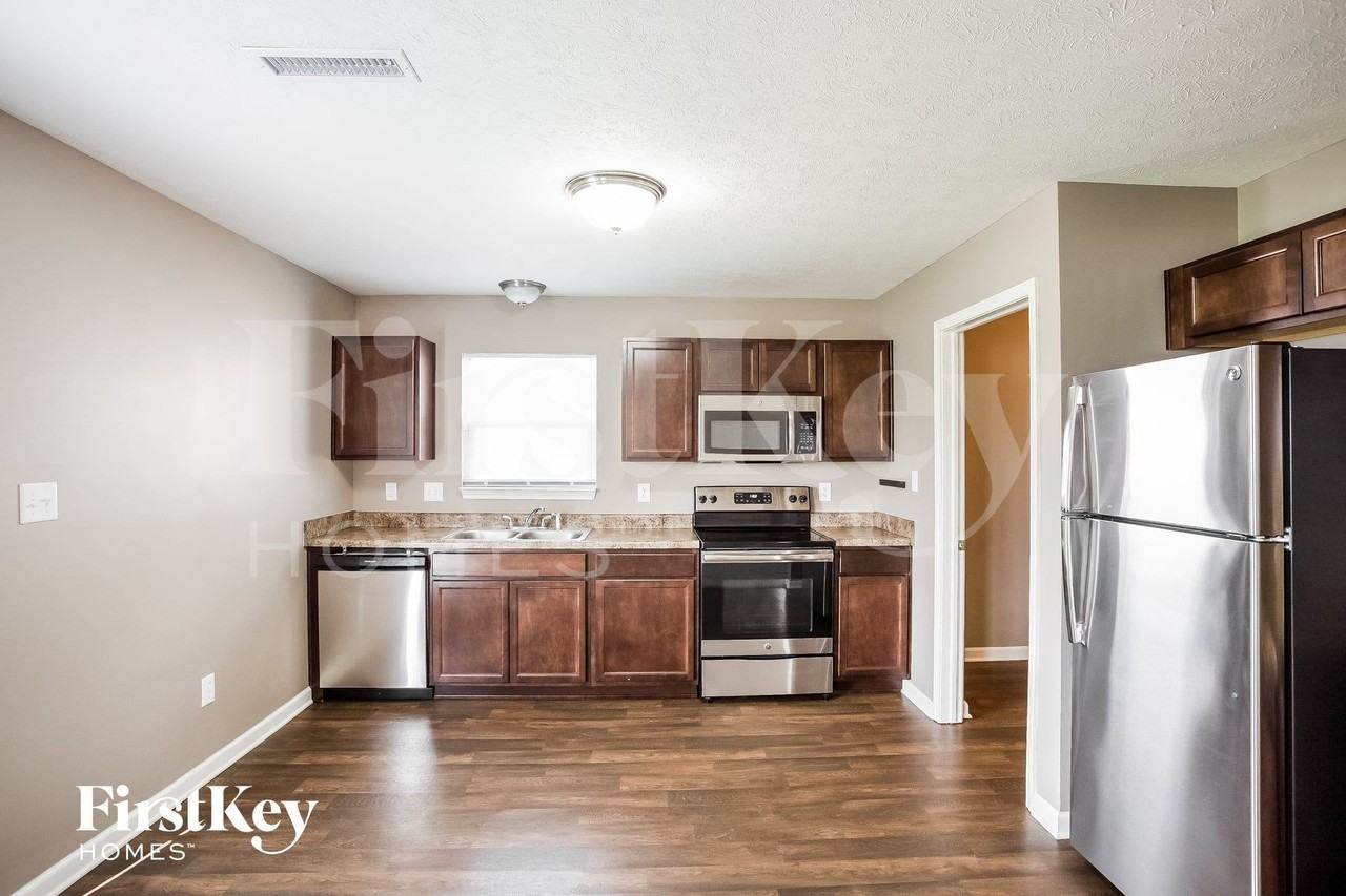 2822 Beethoven Ave - Photo 5 of 14