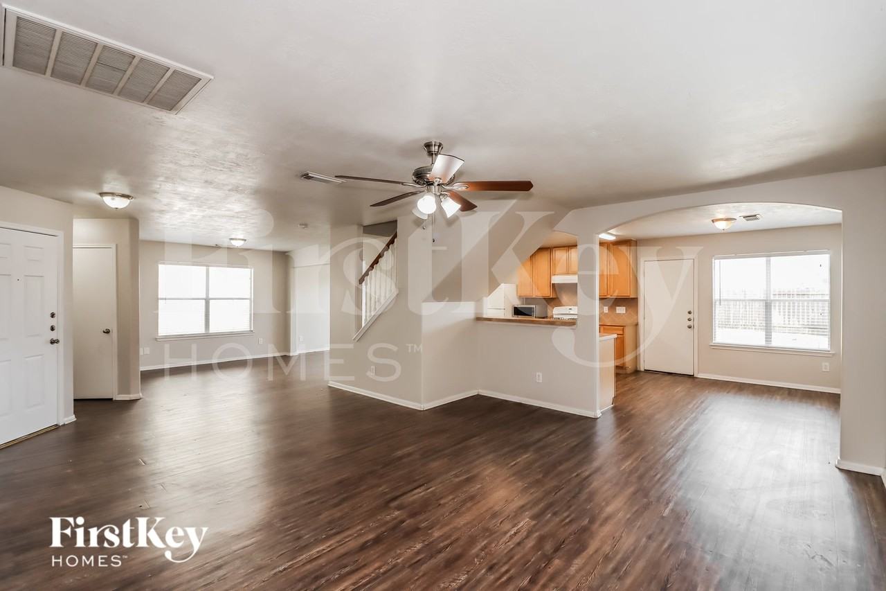 25339 Barmby Dr - Photo 5 of 17