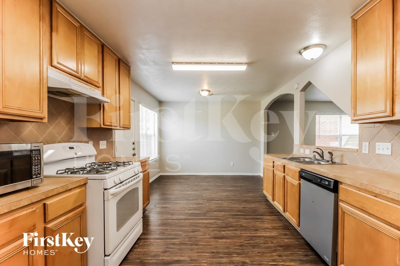 25339 Barmby Dr - Photo 7 of 17