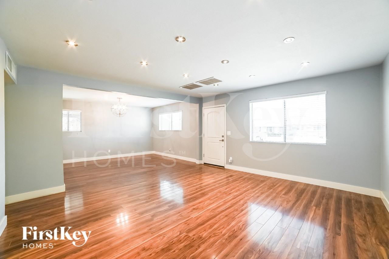 1519 W 6th St - Photo 2 of 16