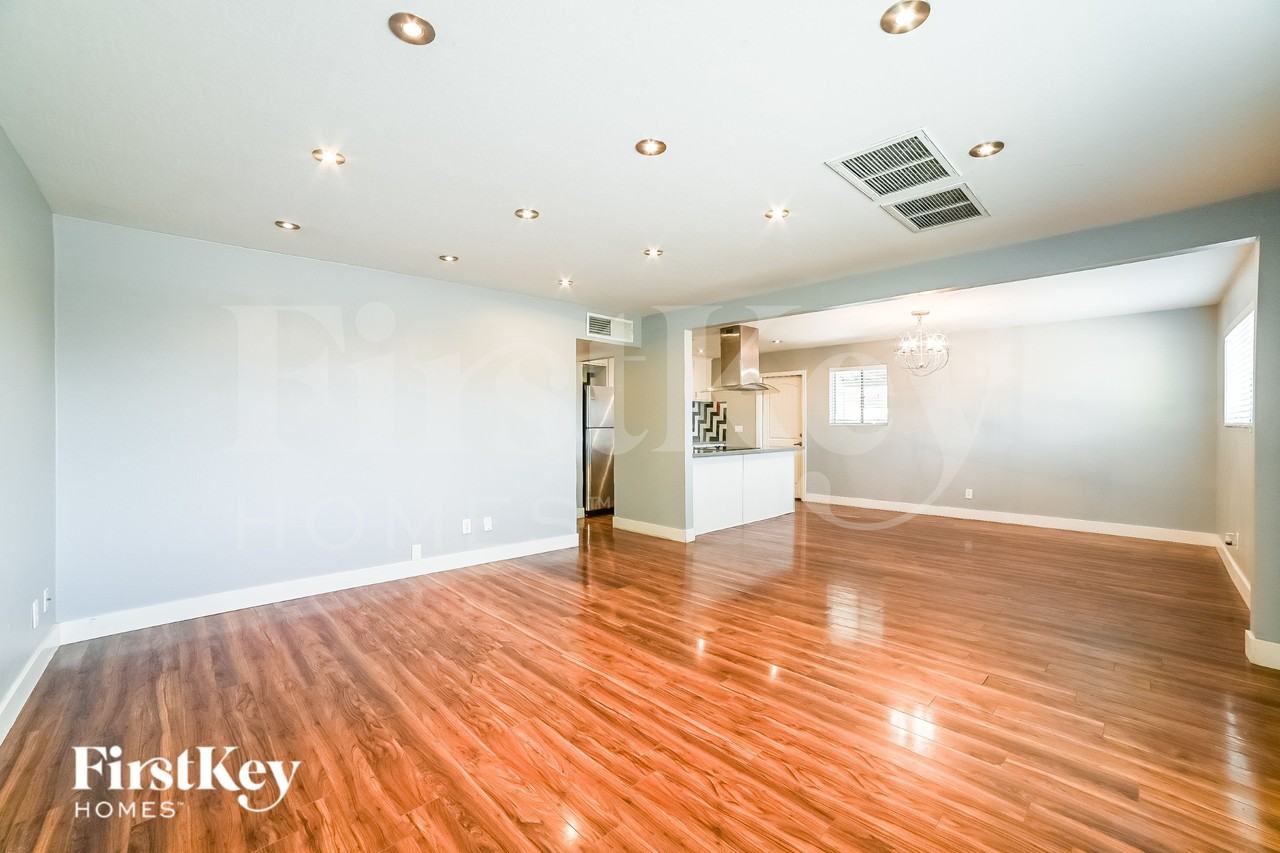 1519 W 6th St - Photo 3 of 16