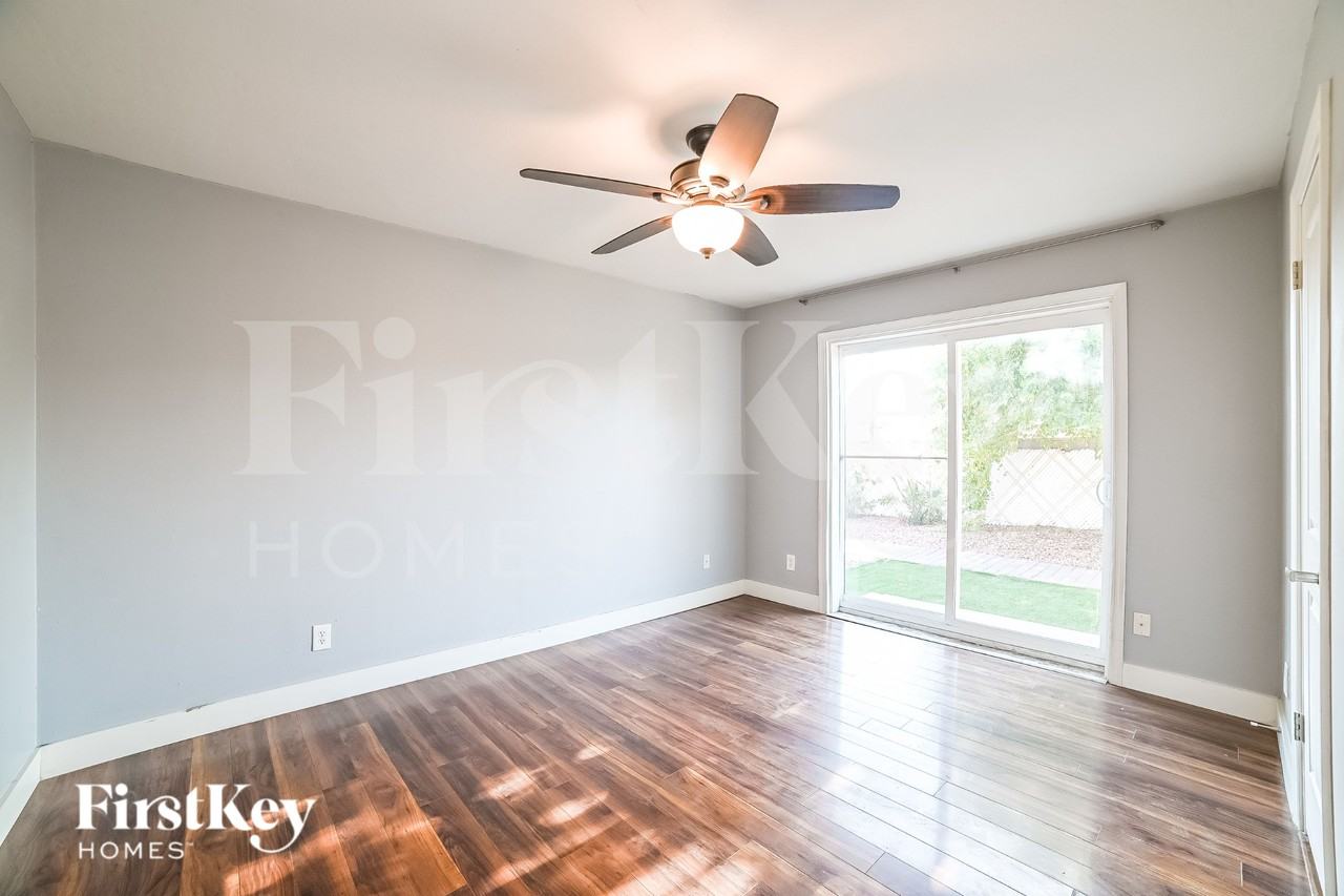 1519 W 6th St - Photo 4 of 16