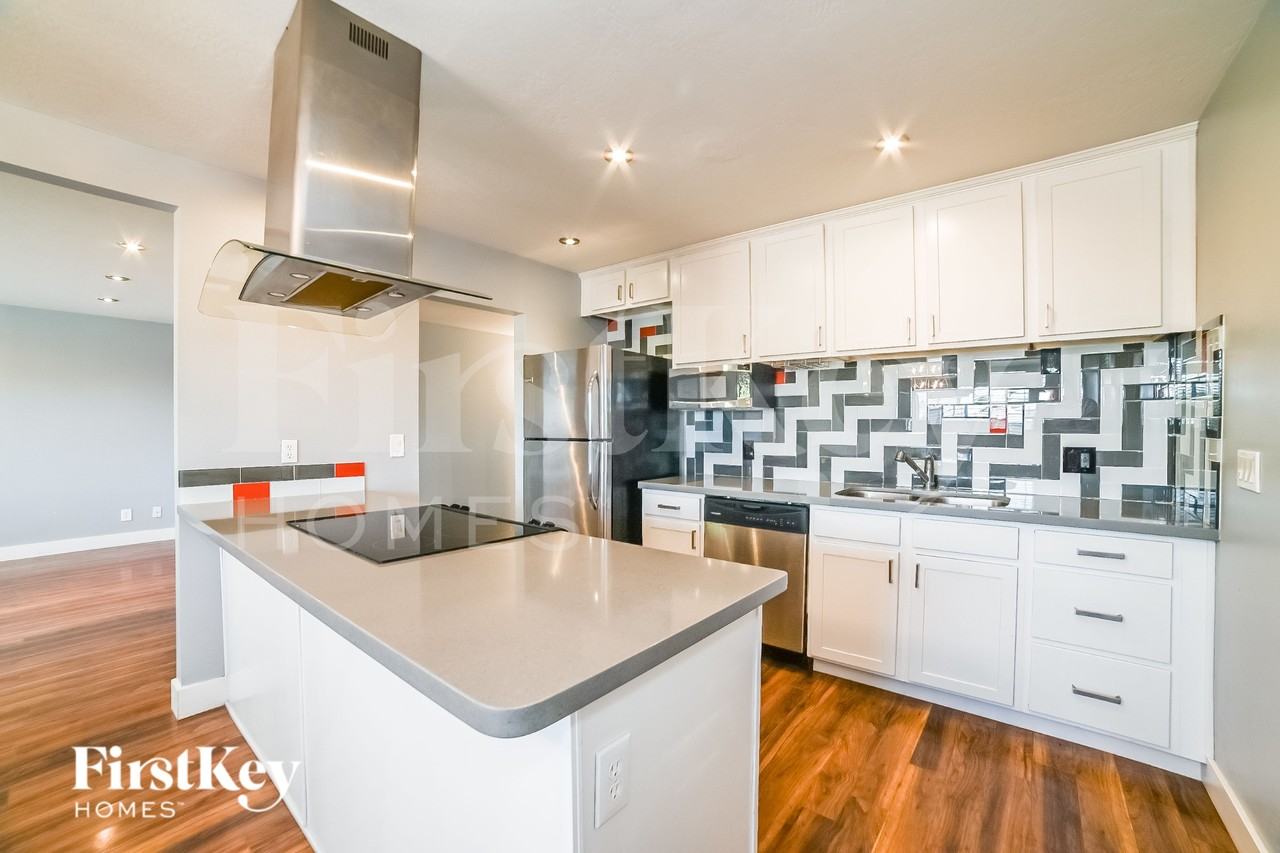 1519 W 6th St - Photo 6 of 16