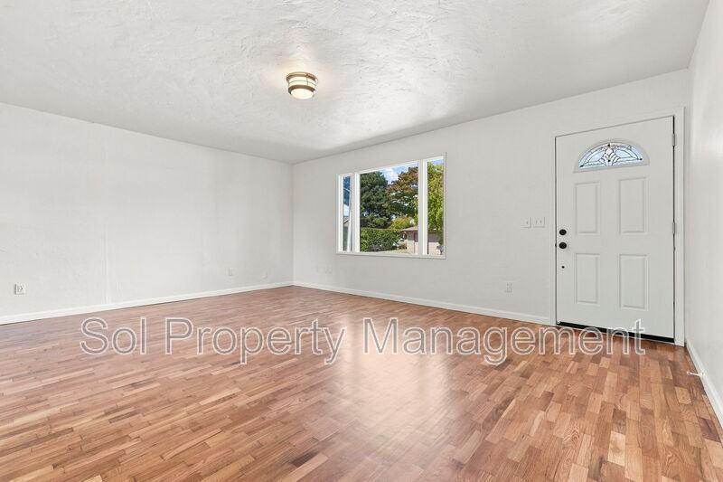 1863 43rd Ave - Photo 5 of 33