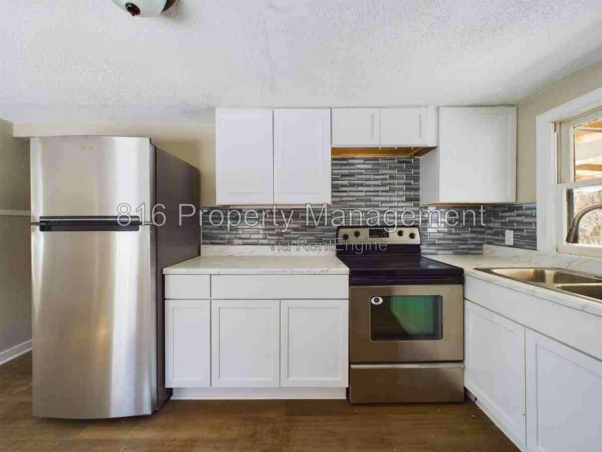 1013 W S Ave #2 - Photo 5 of 10