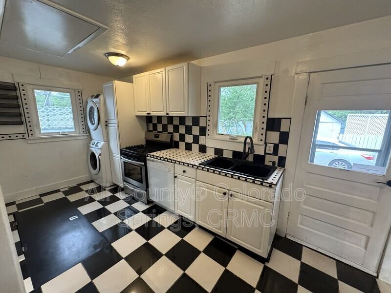 217 E Jefferson St - Photo 4 of 12