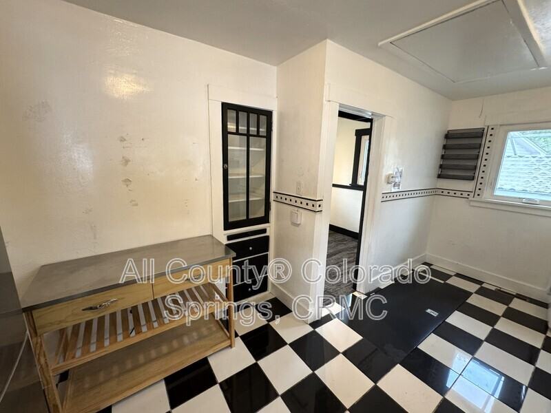 217 E Jefferson St - Photo 6 of 12