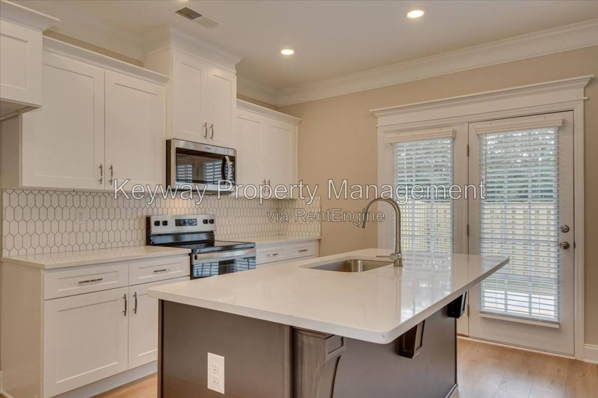 775 Bronze Way - Photo 3 of 8