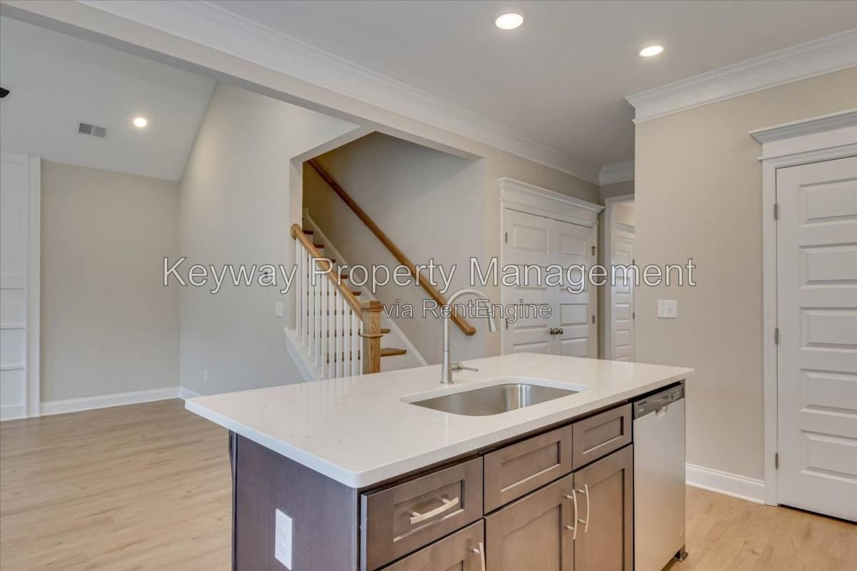 775 Bronze Way - Photo 4 of 8