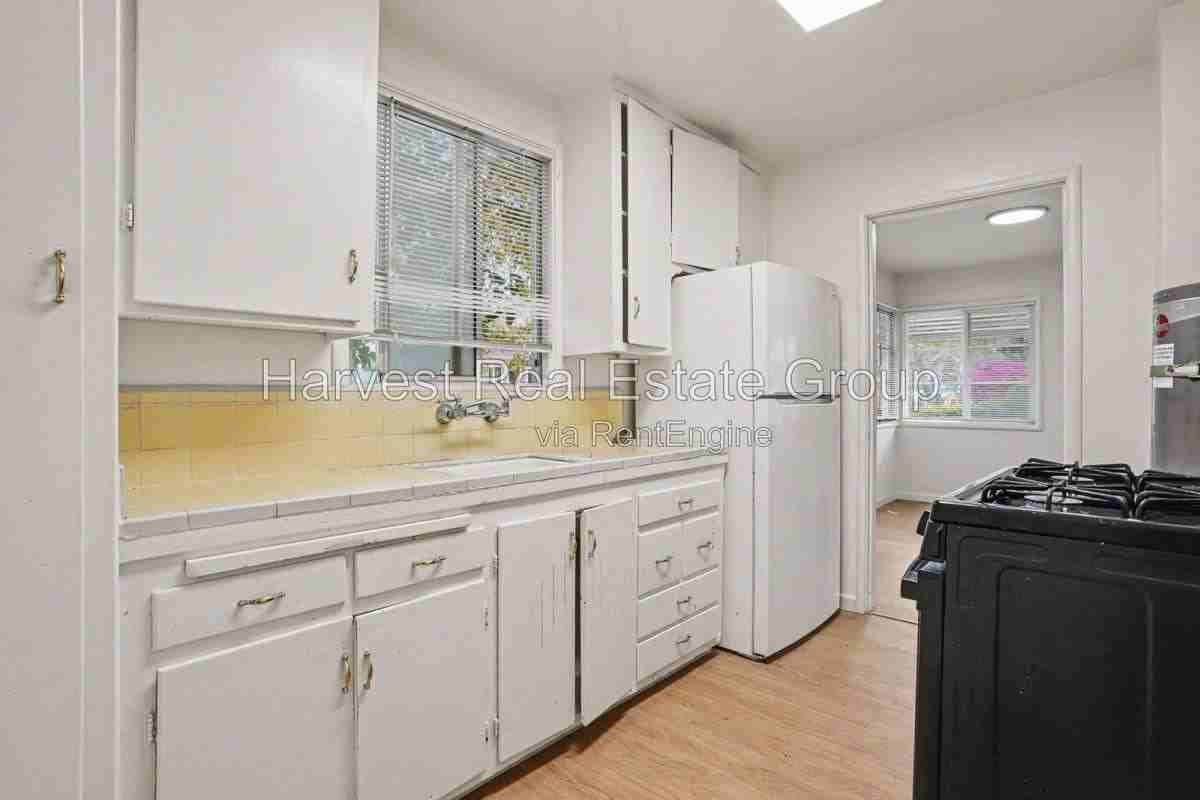 2233 9th St #A - Photo 5 of 10