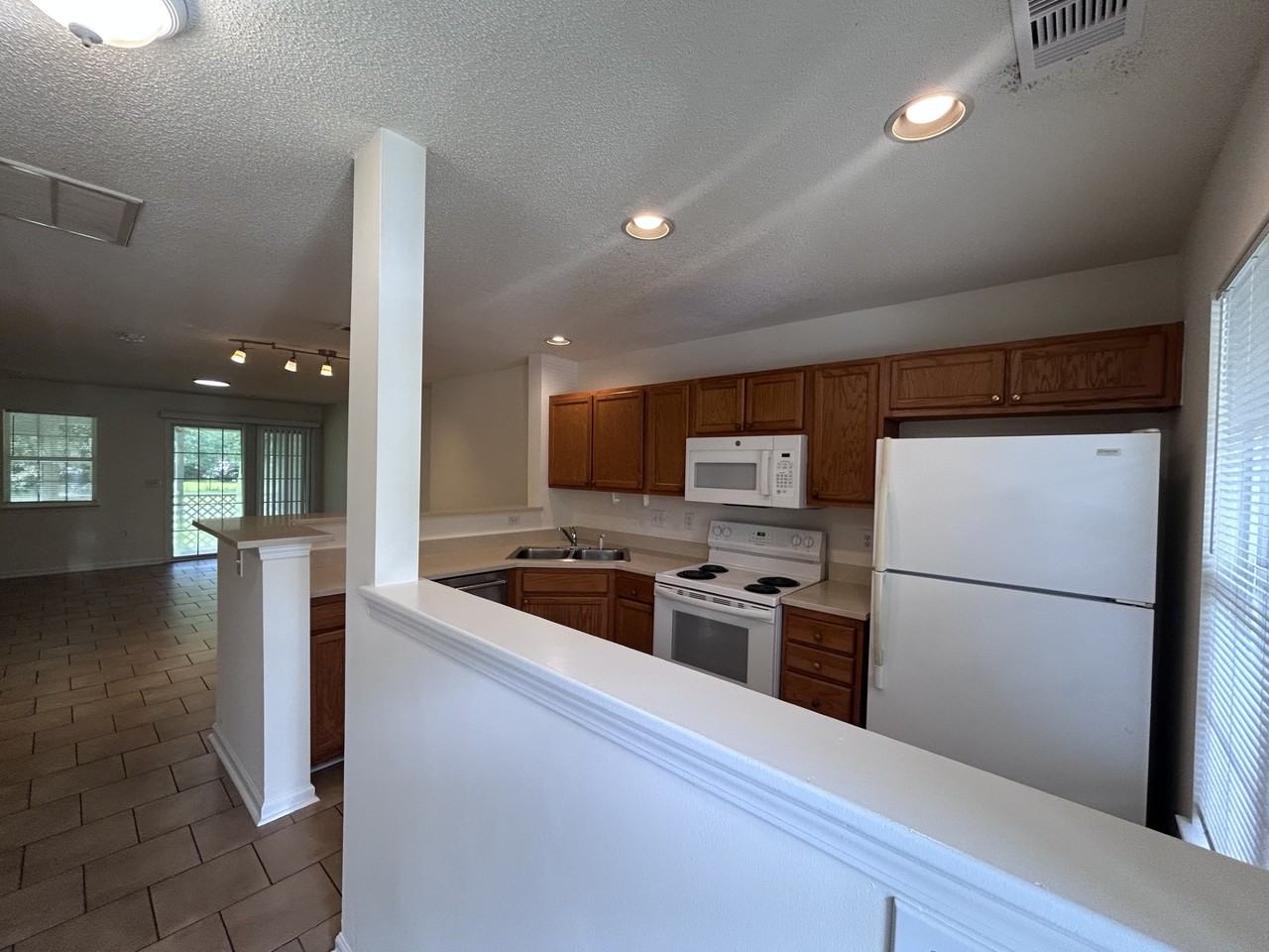 957 Pendant Cir - Photo 4 of 32