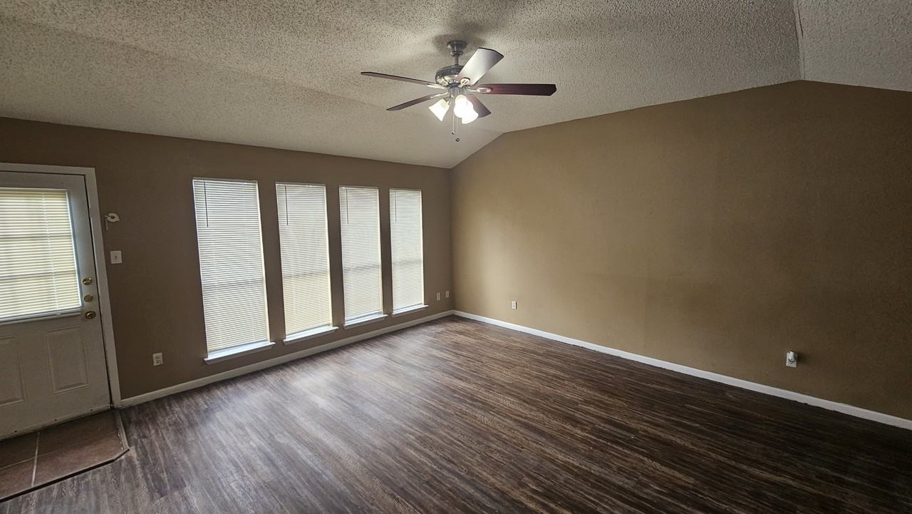 4250 Southchase Ln - Photo 4 of 19