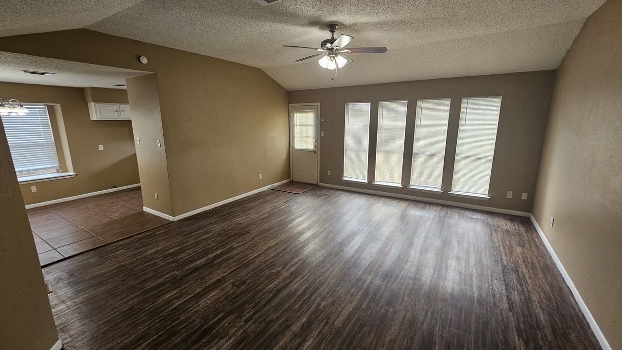 4250 Southchase Ln - Photo 5 of 19