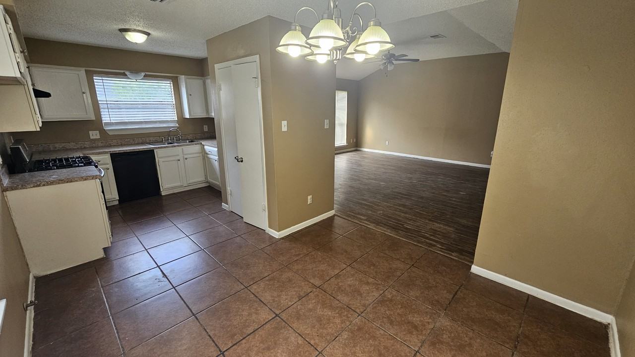 4250 Southchase Ln - Photo 7 of 19