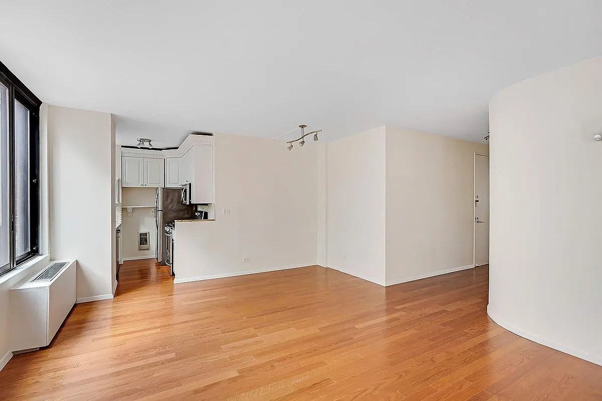 304 E 65th St - Photo 6 of 7