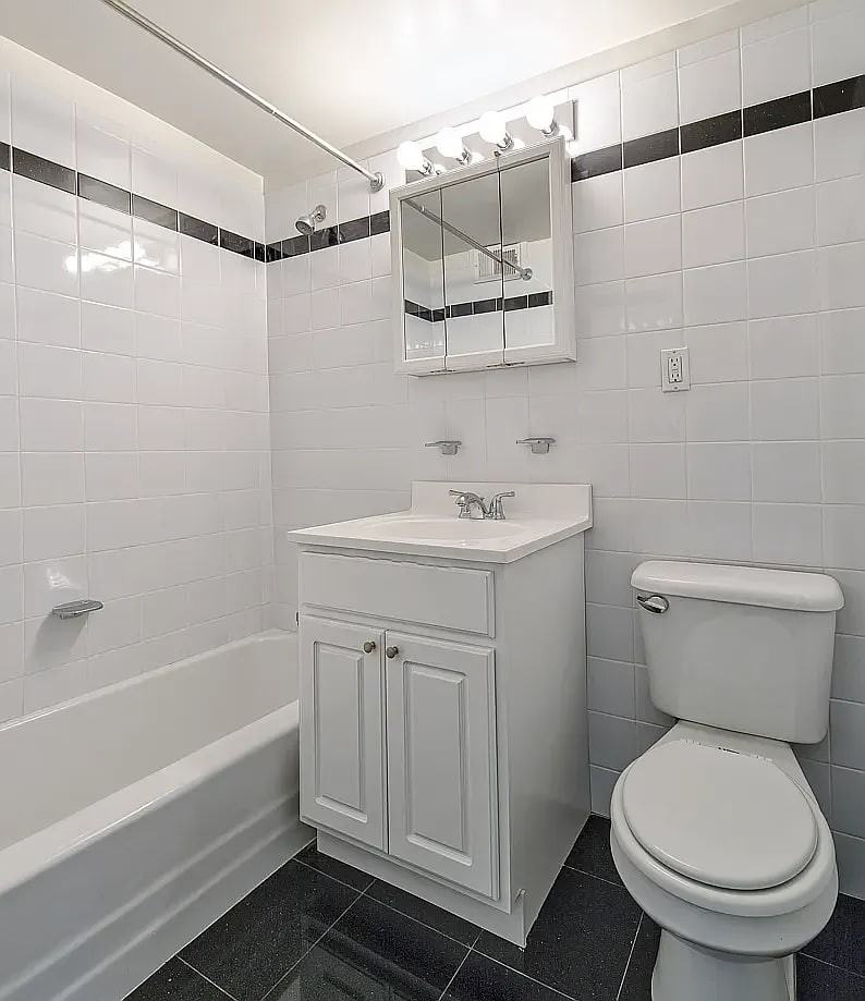 305 E 86th St - Photo 3 of 5