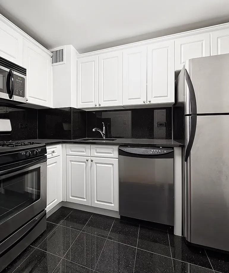 305 E 86th St - Photo 4 of 5