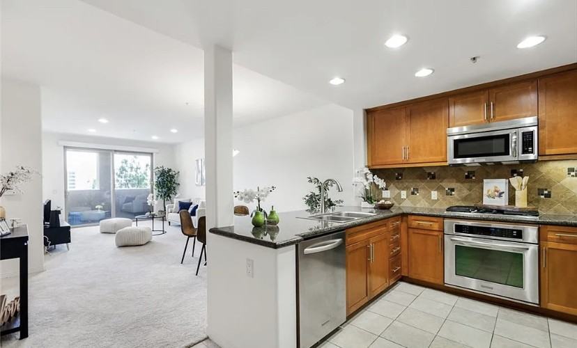 931 E Walnut St #506 - Photo 2 of 14