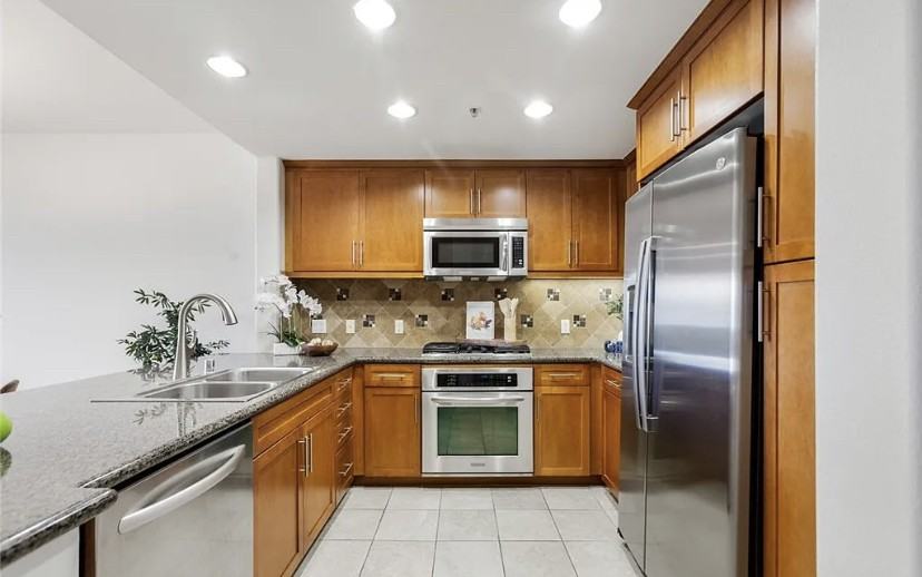 931 E Walnut St #506 - Photo 3 of 14