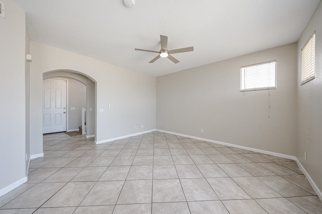3825 S 60th Dr - Photo 7 of 38