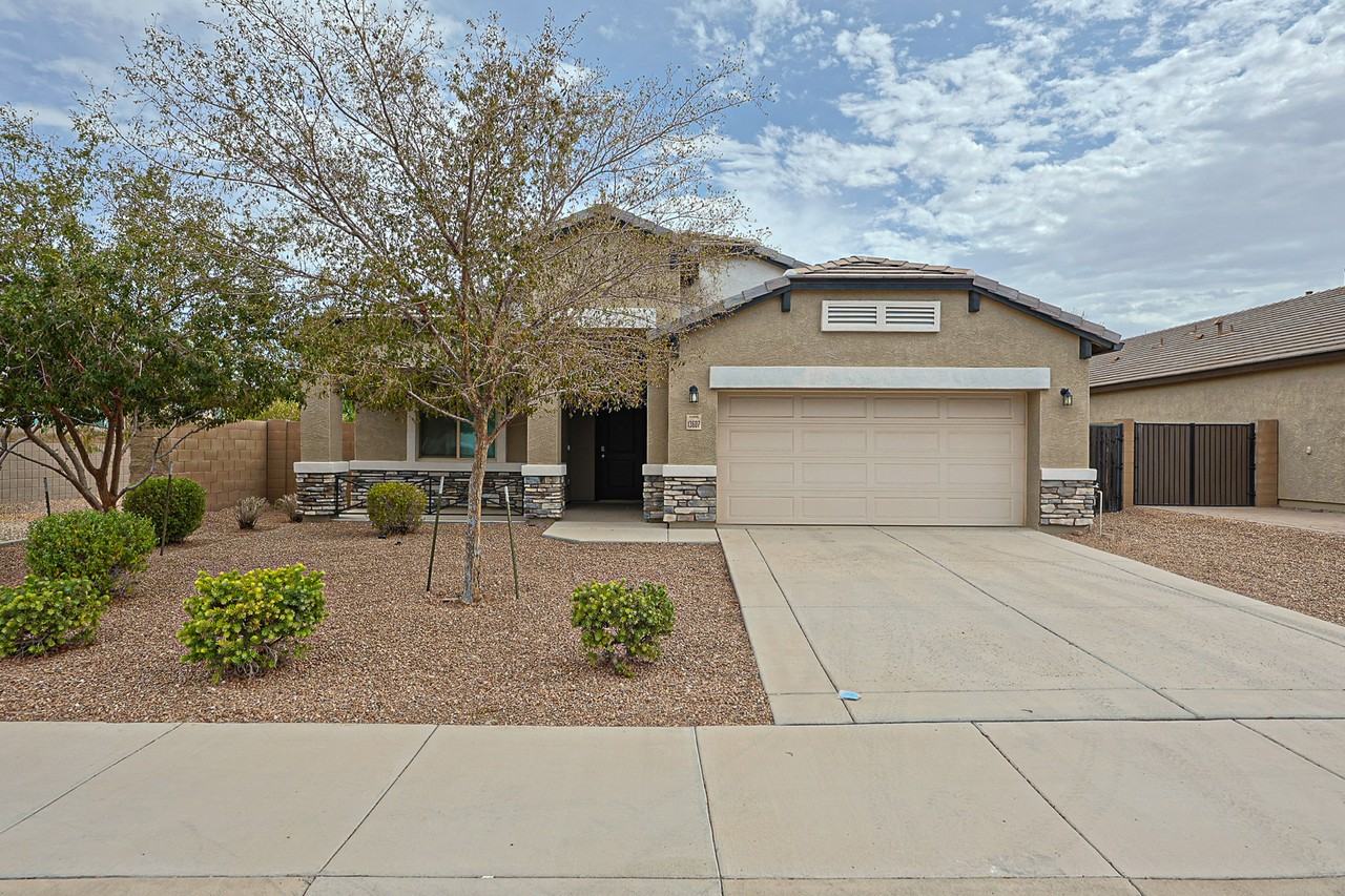 13607 W Briles Rd - Photo 2 of 32