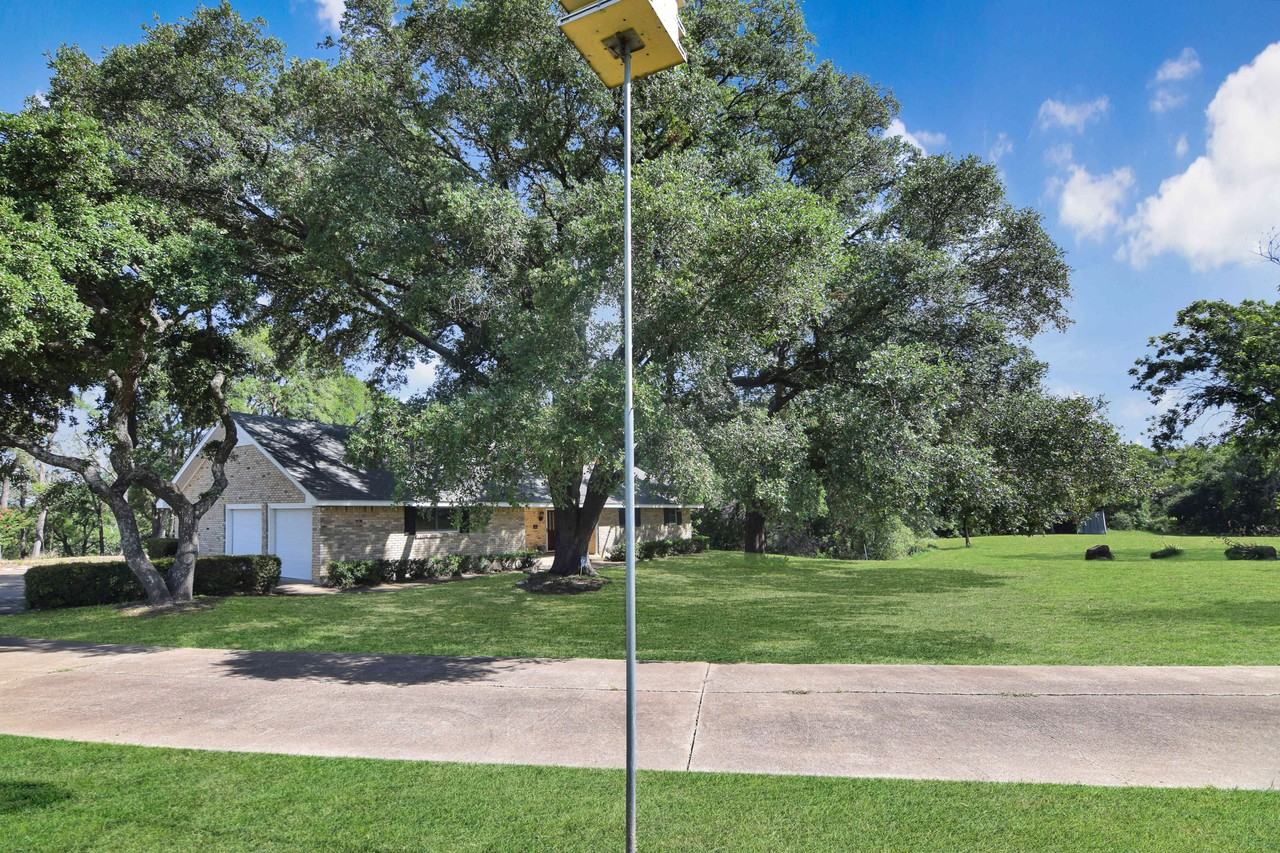 10920 Hartrick Bluff Rd - Photo 2 of 24