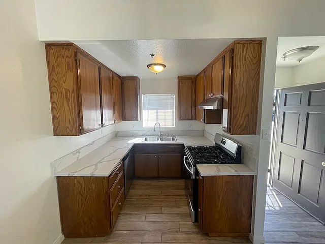 521 W D St #H - Photo 2 of 8