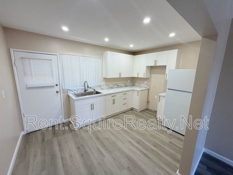 936 W Foothill Blvd #9