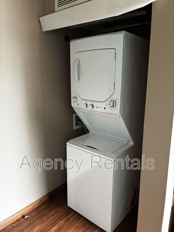 1407 Pensacola St #401B - Photo 5 of 9