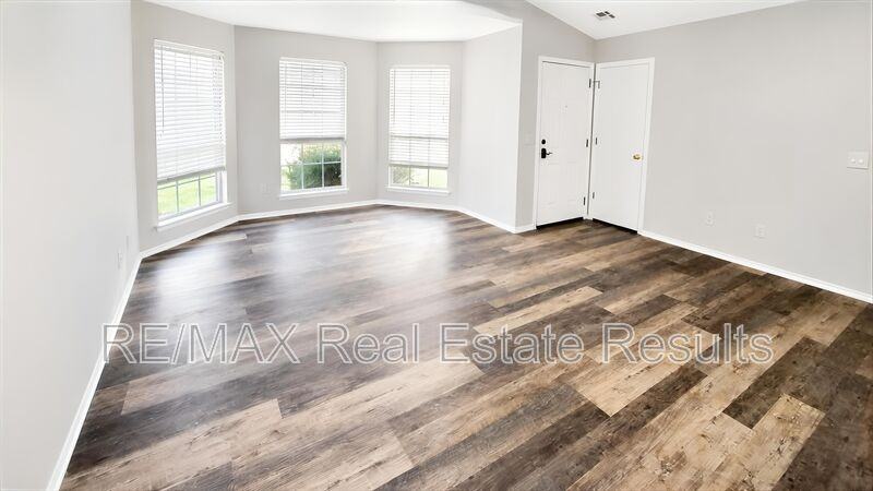 1301 Spring St - Photo 5 of 15