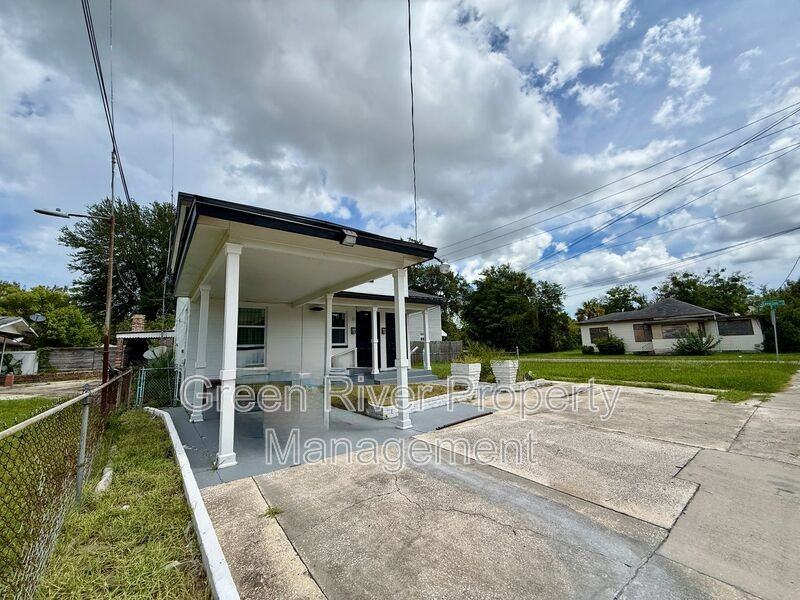 1161 W 5th St - Photo 3 of 22
