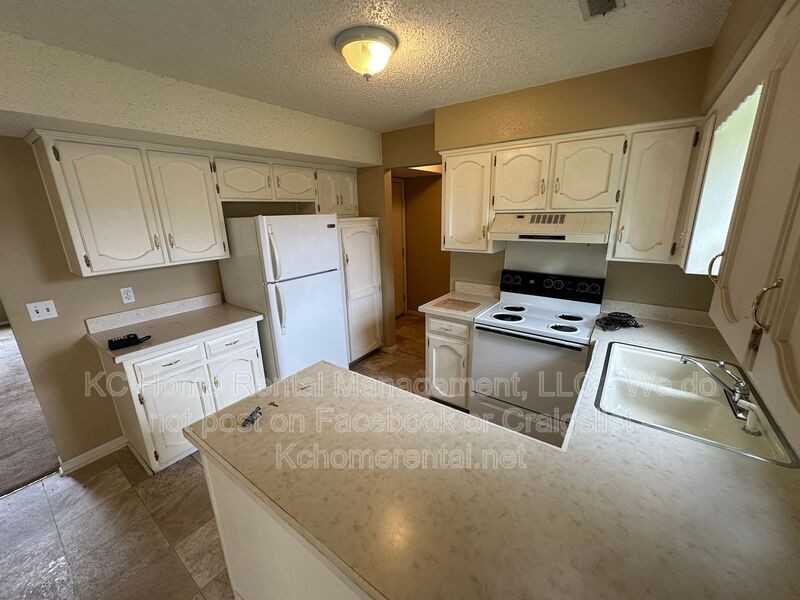 900 Nw 36th Street Ter - Photo 5 of 27