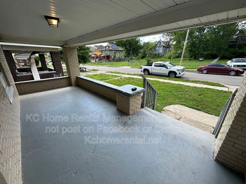 3016 E 32nd St - Photo 3 of 50