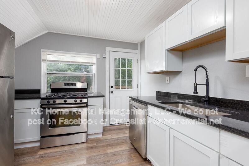 1111 W 44th St #B - Photo 6 of 18