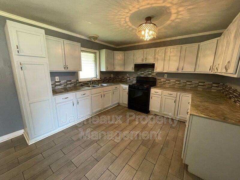 2405 Saint Landry Ave - Photo 2 of 8