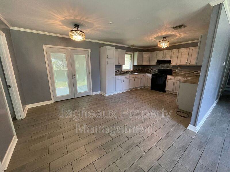2405 Saint Landry Ave - Photo 3 of 8