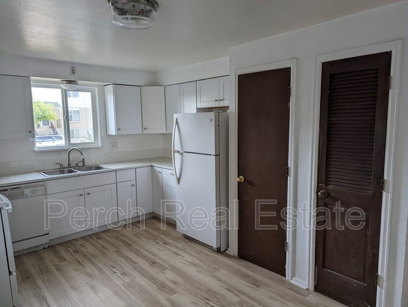16506 E 13th Ave - Photo 5 of 9