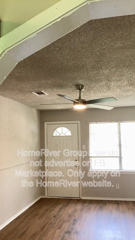 102 Travis Dr - Photo 2 of 9