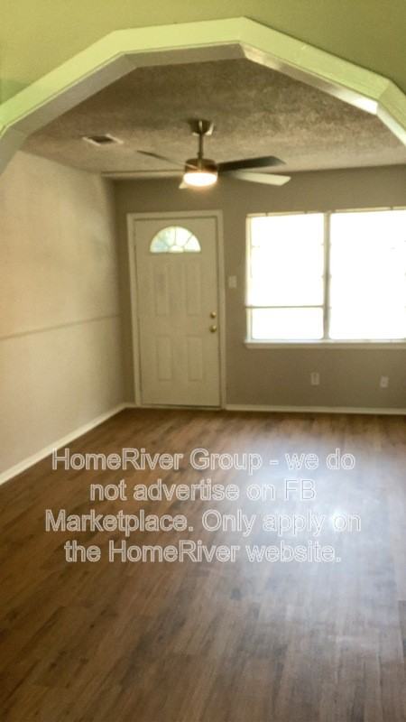102 Travis Dr - Photo 3 of 9